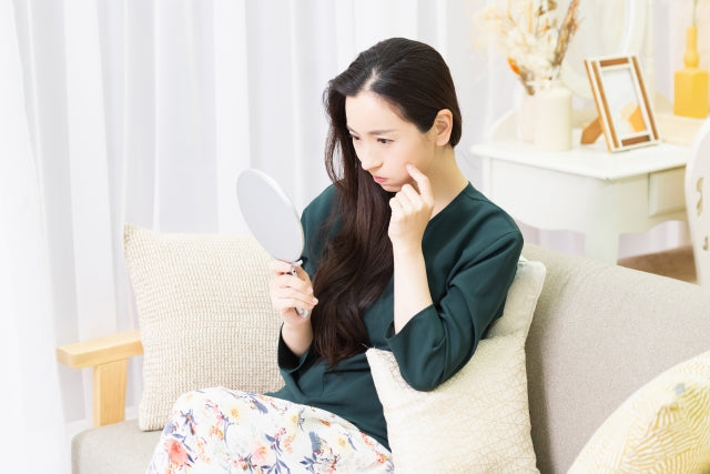 肌が黄色にくすんで透明感がない!黄ぐすみの3つの原因と対策を徹底解説